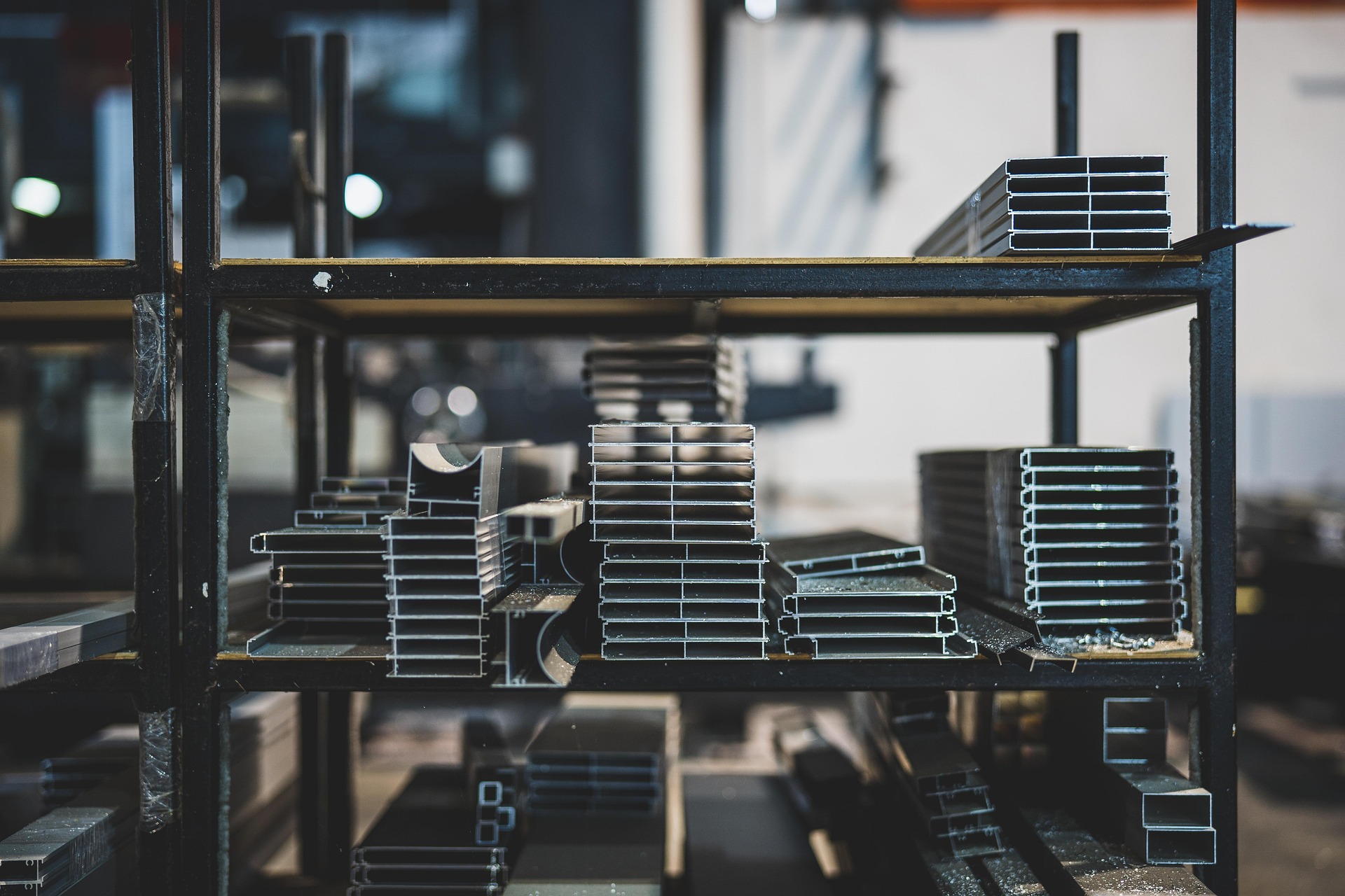 Verschiedene Stahlprofile im Lagerregal